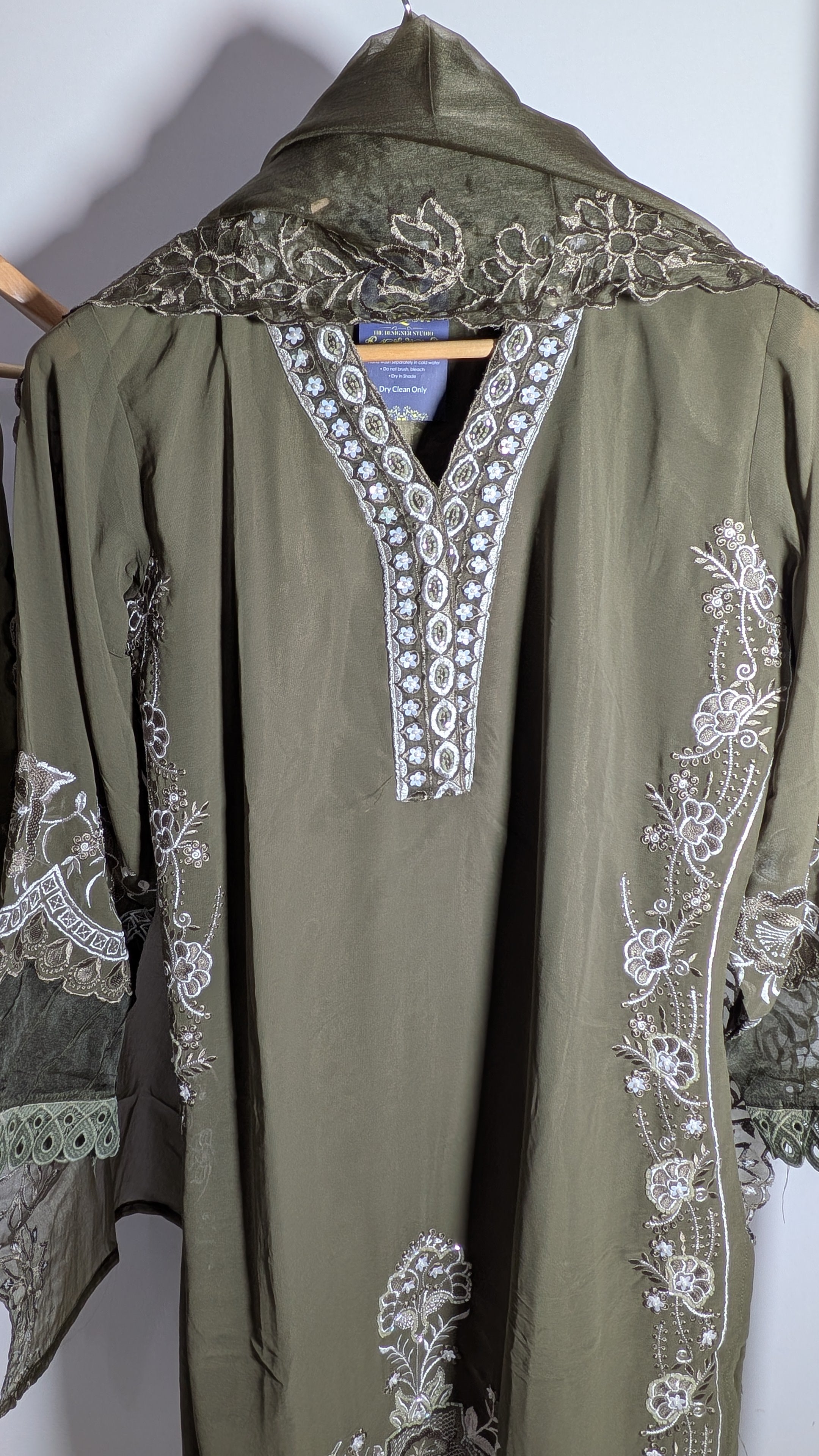 Naqsh Premium Ivory & Mauve Embroidered Suit Set | Shibori Dupatta Edition