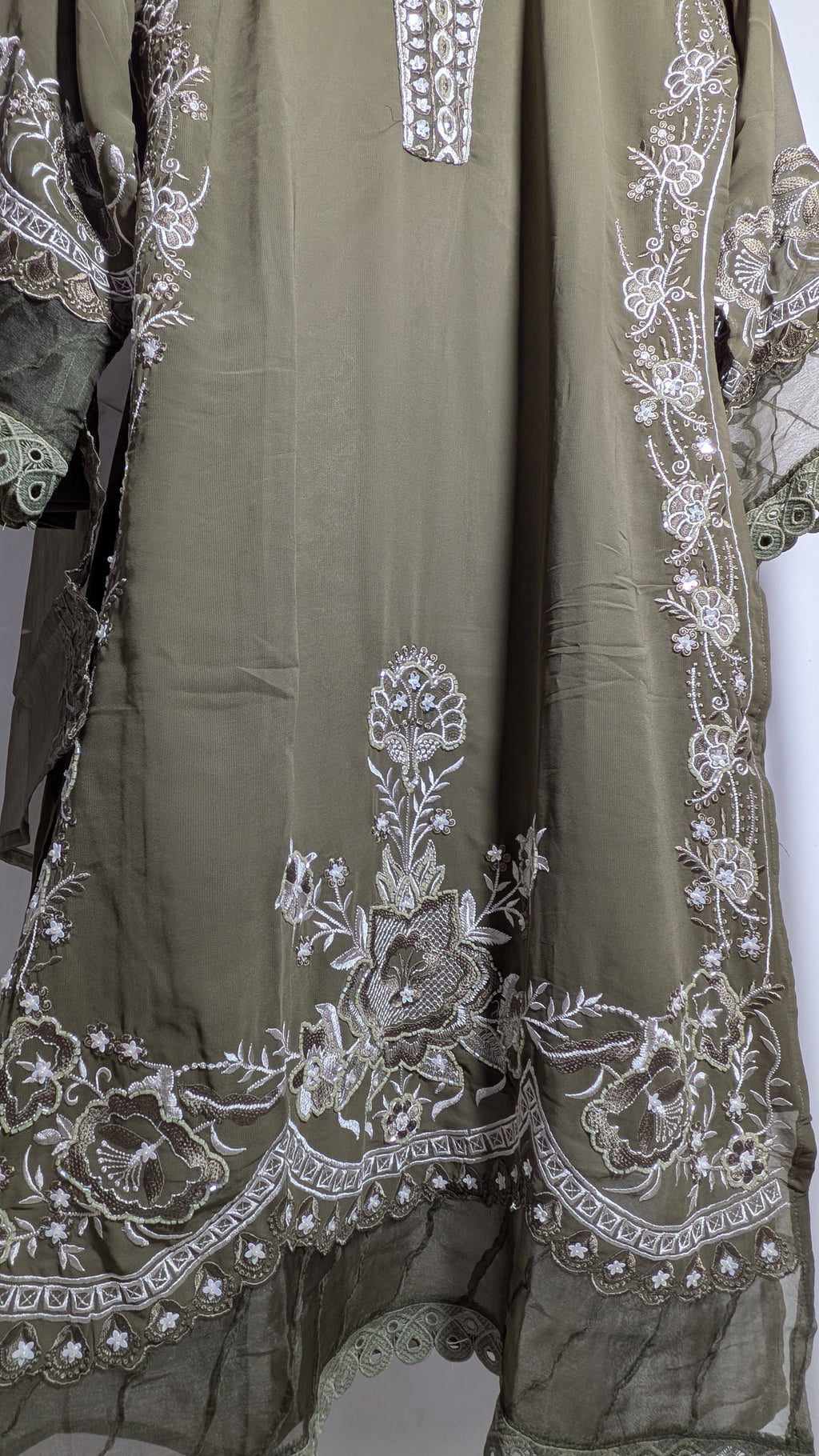 Naqsh Premium Ivory & Mauve Embroidered Suit Set | Shibori Dupatta Edition