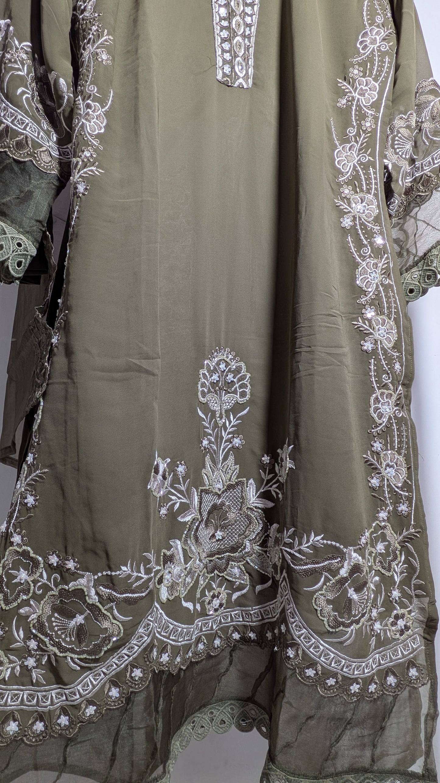 Naqsh Premium Ivory & Mauve Embroidered Suit Set | Shibori Dupatta Edition